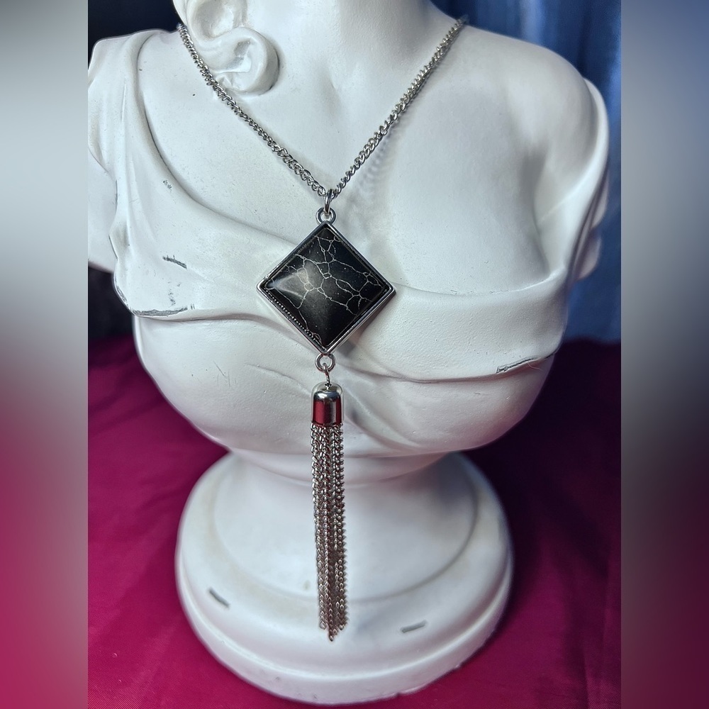 Toni - 20-22mm Black Composite Howlite Necklace - Picture 2 of 5